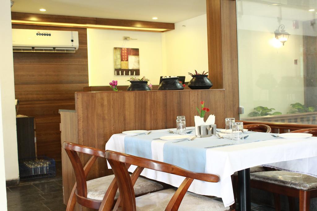 The Sky Court Hotel Aurangabad  Bagian luar foto