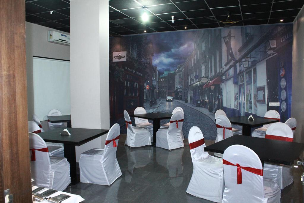 The Sky Court Hotel Aurangabad  Bagian luar foto