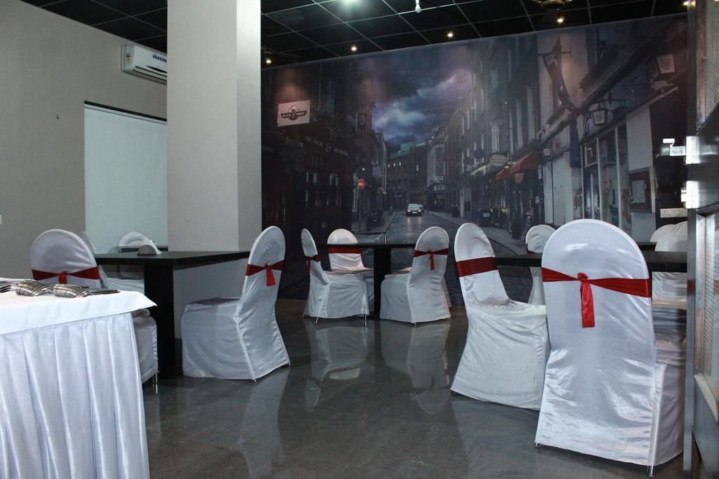 The Sky Court Hotel Aurangabad  Bagian luar foto