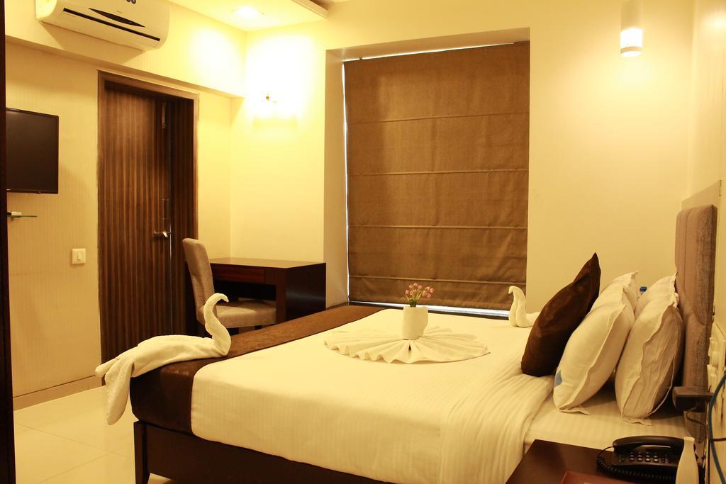The Sky Court Hotel Aurangabad  Bagian luar foto