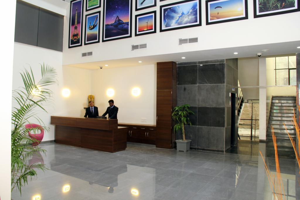 The Sky Court Hotel Aurangabad  Bagian luar foto