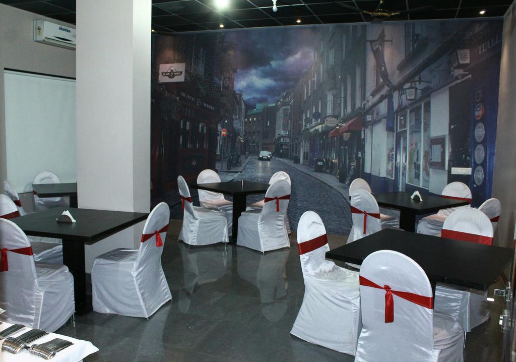 The Sky Court Hotel Aurangabad  Bagian luar foto