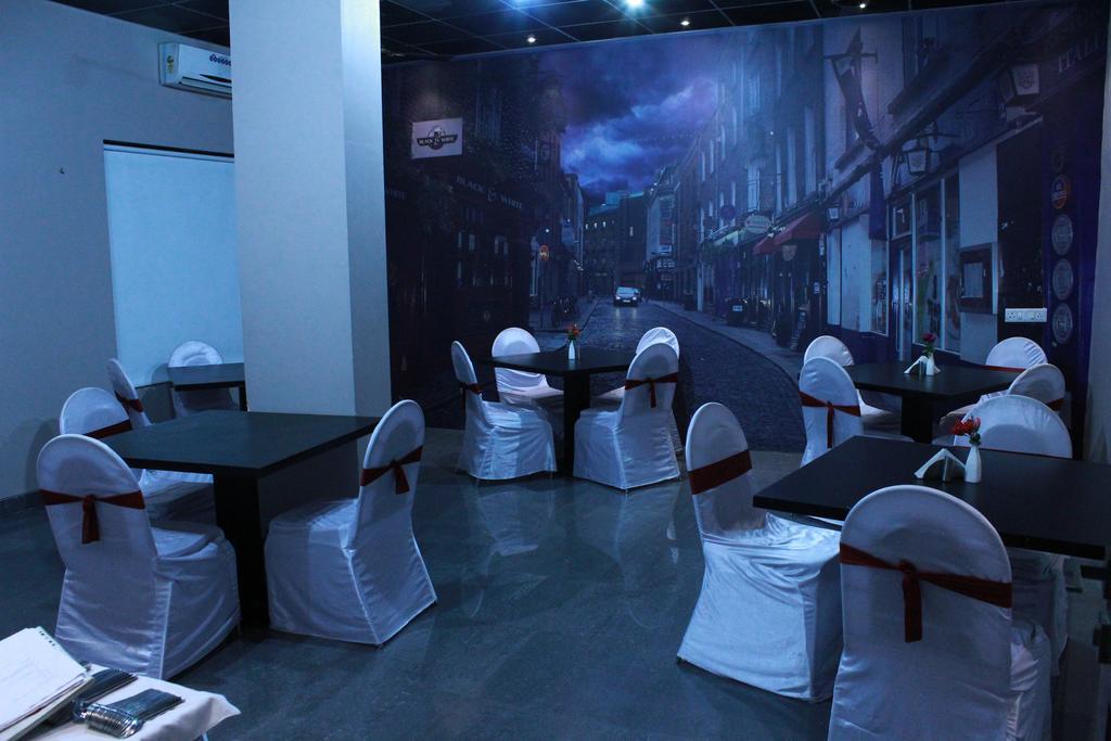 The Sky Court Hotel Aurangabad  Bagian luar foto